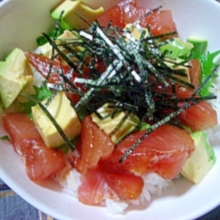 漬けマグロとアボカドの丼